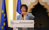 La ministre française des Affaires étrangères, Catherine Colonna, s'exprimant lors d'une conférence de presse au Palais des pins, résidence de l'ambassadeur de France, à Beyrouth, au Liban, le 16 octobre 2023. (Crédit : Hassan Ammar/AP Photo)