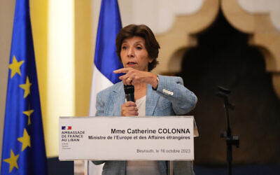 La ministre française des Affaires étrangères, Catherine Colonna, s'exprimant lors d'une conférence de presse au Palais des pins, résidence de l'ambassadeur de France, à Beyrouth, au Liban, le 16 octobre 2023. (Crédit : Hassan Ammar/AP Photo)
