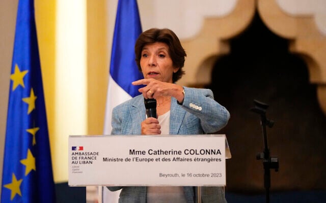 La ministre française des Affaires étrangères, Catherine Colonna, s'exprimant lors d'une conférence de presse au Palais des pins, résidence de l'ambassadeur de France, à Beyrouth, au Liban, le 16 octobre 2023. (Crédit : Hassan Ammar/AP Photo) La ministre française des Affaires étrangères, Catherine Colonna, s'exprimant lors d'une conférence de presse au Palais des pins, résidence de l'ambassadeur de France, à Beyrouth, au Liban, le 16 octobre 2023. (Crédit : Hassan Ammar/AP Photo)