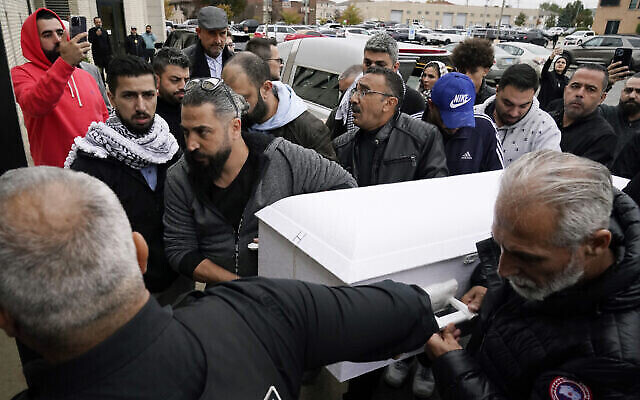 Des membres de la famille de Wadea Al Fayoume, victime d'un crime de haine lié à la guerre de Gaza, portent son cercueil à la mosquée de Bridgeview, dans l'Illinois, le 16 octobre 2023. (Crédit : AP Photo/Nam Y. Huh) Des membres de la famille de Wadea Al Fayoume, victime d'un crime de haine lié à la guerre de Gaza, portent son cercueil à la mosquée de Bridgeview, dans l'Illinois, le 16 octobre 2023. (Crédit : AP Photo/Nam Y. Huh)