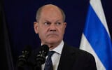 Le chancelier allemand Olaf Scholz s'adressant aux médias lors d'une conférence de presse conjointe avec le Premier ministre israélien Benjamin Netanyahu, à Tel Aviv, en Israël, le 17 octobre 2023. (Crédit : Maya Alleruzzo/AP Photo/Pool)