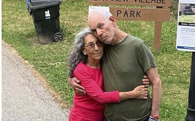 Judih Weinstein et Gadi Haggaï se tenant l'un l'autre pendant qu'ils posent pour une photo. (Crédit : Iris Weinstein Haggaï via AP)