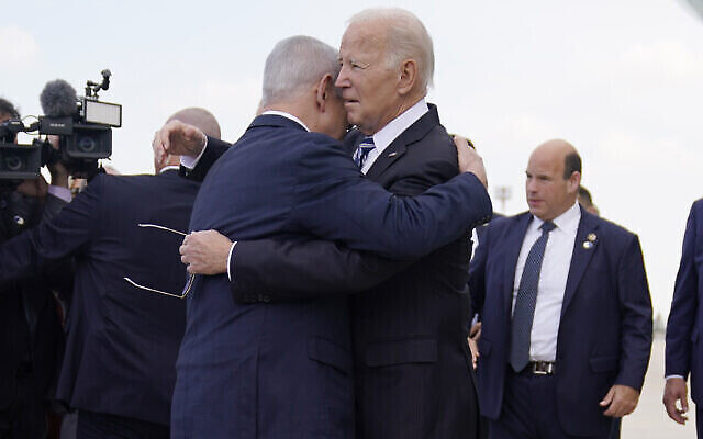 Le Premier ministre Benjamin Netanyahu accueillant et enlaçant le président américain Joe Biden, à l'aéroport Ben Gurion, le 18 octobre 2023. (Crédit : Evan Vucci/AP) Le Premier ministre Benjamin Netanyahu accueillant et enlaçant le président américain Joe Biden, à l'aéroport Ben Gurion, le 18 octobre 2023. (Crédit : Evan Vucci/AP)