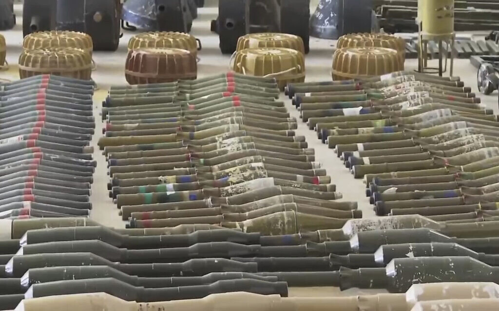 Des grenades propulsées par roquettes F-7 présumées de fabrication nord-coréenne, la plupart avec une bande rouge distinctive sur leur ogive, dans une base militaire israélienne dans le sud d'Israël, le 15 octobre 2023. (Crédit : Alon Bernstein/AP Photo)