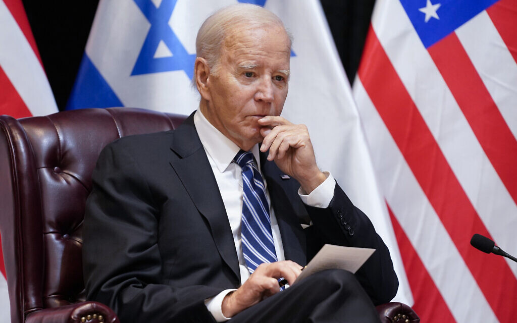 Le président américain Joe Biden et le Premier ministre israélien Benjamin Netanyahu participant à une réunion bilatérale élargie avec des représentants des gouvernements israélien et américain, à Tel Aviv, le 18 octobre 2023. (Crédit : Evan Vucci/AP Photo) Le président américain Joe Biden et le Premier ministre israélien Benjamin Netanyahu participant à une réunion bilatérale élargie avec des représentants des gouvernements israélien et américain, à Tel Aviv, le 18 octobre 2023. (Crédit : Evan Vucci/AP Photo)