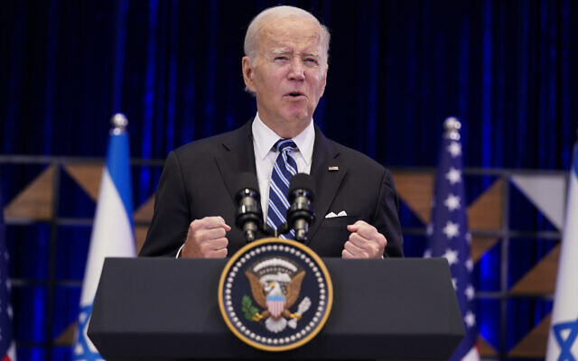Le président américain Joe Biden prononçant un discours sur la guerre entre Israël et le groupe terroriste du Hamas après avoir rencontré le Premier ministre israélien Benjamin Netanyahu, à Tel Aviv, le 18 octobre 2023. (Crédit : Evan Vucci/AP Photo) Le président américain Joe Biden prononçant un discours sur la guerre entre Israël et le groupe terroriste du Hamas après avoir rencontré le Premier ministre israélien Benjamin Netanyahu, à Tel Aviv, le 18 octobre 2023. (Crédit : Evan Vucci/AP Photo)