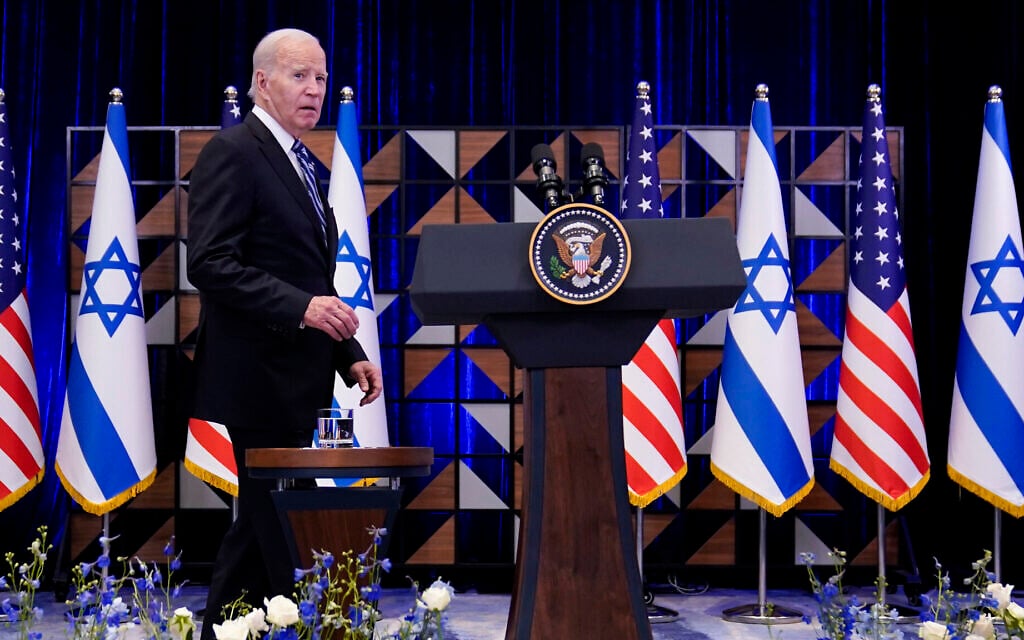 Le président Joe Biden se dirigeant vers le podium pour prononcer un discours sur la guerre entre Israël et le le groupe terroriste du Hamas, le 18 octobre 2023, à Tel Aviv. (Crédit : Evan Vucci/AP Photo) Le président Joe Biden se dirigeant vers le podium pour prononcer un discours sur la guerre entre Israël et le le groupe terroriste du Hamas, le 18 octobre 2023, à Tel Aviv. (Crédit : Evan Vucci/AP Photo)
