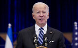 Le président américain Joe Biden prononce un discours sur la guerre entre Israël et le Hamas après s'être entretenu avec le Premier ministre Benjamin Netanyahu, à Tel Aviv, le 18 octobre 2023. (Crédit : Evan Vucci/AP)