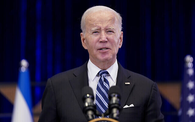 Le président américain Joe Biden prononce un discours sur la guerre entre Israël et le Hamas après s'être entretenu avec le Premier ministre Benjamin Netanyahu, à Tel Aviv, le 18 octobre 2023. (Crédit : Evan Vucci/AP)