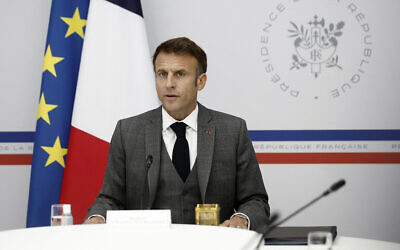 Le président français Emmanuel Macron participant à une vidéoconférence avec les familles des otages français détenus à Gaza après l'attaque du Hamas dans le sud d'Israël le 7 octobre, au palais de l'Élysée, à Paris, le 20 octobre 2023. (Crédit : Benoit Tessier/Pool via AP)