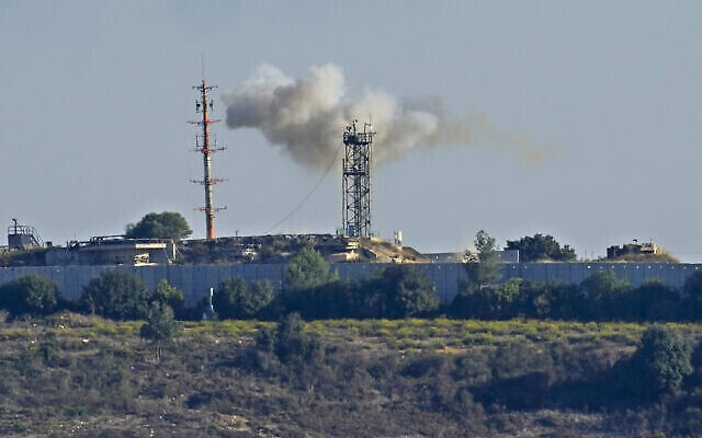 Un nuage de fumée s'élève d'une position de l'armée israélienne touchée par des missiles du groupe terroriste Hezbollah, vu depuis le village de Tair Harfa, village libanais proche de la frontière avec Israël, dans le Sud-Liban, le 20 octobre 2023. (Crédit : AP Photo/Hassan Ammar) Un nuage de fumée s'élève d'une position de l'armée israélienne touchée par des missiles du groupe terroriste Hezbollah, vu depuis le village de Tair Harfa, village libanais proche de la frontière avec Israël, dans le Sud-Liban, le 20 octobre 2023. (Crédit : AP Photo/Hassan Ammar)