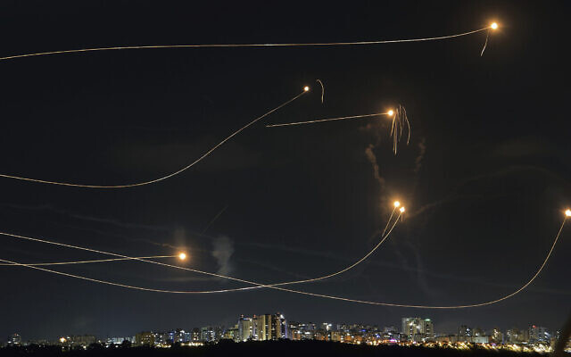 Le système de défense anti-missile "Dôme de fer"
interceptant une roquette tirée depuis la bande de Gaza, à Ashkelon, le 20 octobre 2023. (Crédit : Avi Roccah/AP Photo) Le système de défense anti-missile "Dôme de fer"
interceptant une roquette tirée depuis la bande de Gaza, à Ashkelon, le 20 octobre 2023. (Crédit : Avi Roccah/AP Photo)