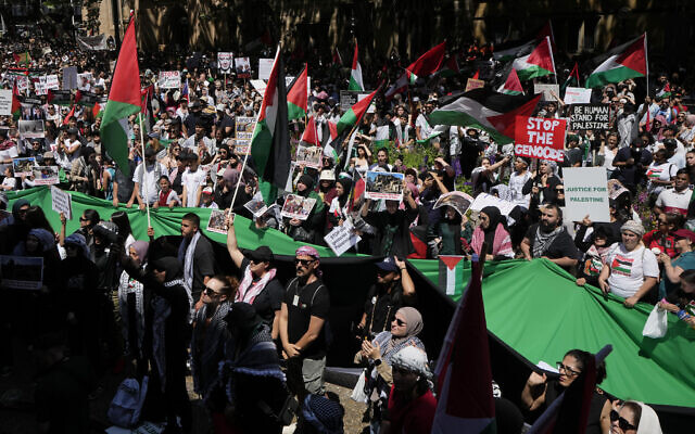 Des personnes rassemblées lors d'un rassemblement pro-palestinien, à Sydney, le 21 octobre 2023. (Crédit : Rick Rycroft/AP Photo) Des personnes rassemblées lors d'un rassemblement pro-palestinien, à Sydney, le 21 octobre 2023. (Crédit : Rick Rycroft/AP Photo)