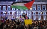 Des manifestants scandent des slogans lors d'un rassemblement pro-palestinien à la Puerta del Sol, dans le centre-ville de Madrid, en Espagne, le 21 octobre 2023. (Crédit : Manu Fernandez/AP)