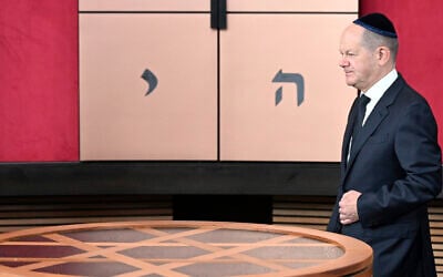 Le chancelier allemand Olaf Scholz assistant à l'inauguration de la nouvelle synagogue de Dessau, en Allemagne, le 22 octobre 2023. (Crédit : Hendrik Schmidt/Pool Photo via AP)