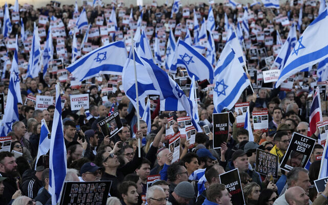 Une foule de manifestants pro-Israël rassemblée pour exiger la libération de tous les otages enlevés d'Israël à Gaza par les terroristes du Hamas, à Trafalgar Square, à Londres, le 22 octobre 2023. (Crédit : Frank Augstein/AP Photo) Une foule de manifestants pro-Israël rassemblée pour exiger la libération de tous les otages enlevés d'Israël à Gaza par les terroristes du Hamas, à Trafalgar Square, à Londres, le 22 octobre 2023. (Crédit : Frank Augstein/AP Photo)