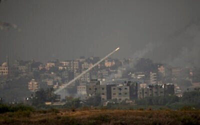 Des roquettes tirées vers Israël depuis la bande de Gaza, vues depuis le sud d’Israël, le 23 octobre 2023. (Crédit : AP Photo/Ariel Schalit)