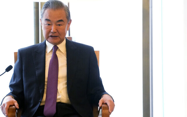 Le ministre chinois des Affaires étrangères Wang Yi à une réunion avant la cérémonie d'ouverture d'un symposium diplomatique à la Diaoyutai State Guesthouse à Pékin, le 24 octobre 2023. (Crédit : Ken Ishii/Pool Photo via AP)