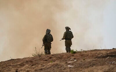 Des soldats israéliens sur la plage de Zikim, près de la frontière avec Gaza, après qu'elle a été fermée aux visiteurs, le 24 avril 2021. (Crédit : Flash90)