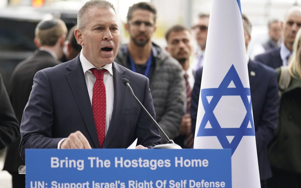 L'ambassadeur d'Israël aux Nations unies, Gilad Erdan, parlant des otages israéliens détenus par le Hamas devant le siège de l'ONU, à New York, le 24 octobre 2023. (Crédit : Seth Wenig/AP Photo) L'ambassadeur d'Israël aux Nations unies, Gilad Erdan, parlant des otages israéliens détenus par le Hamas devant le siège de l'ONU, à New York, le 24 octobre 2023. (Crédit : Seth Wenig/AP Photo)