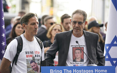 Ronen Nuetra, à droite, et Ruby Chen, dont les fils sont tous deux retenus en otage par le Hamas, s'expriment lors d'un rassemblement devant le siège des Nations unies à New York, le mardi 24 octobre 2023. (Crédit : Seth Wenig/AP)