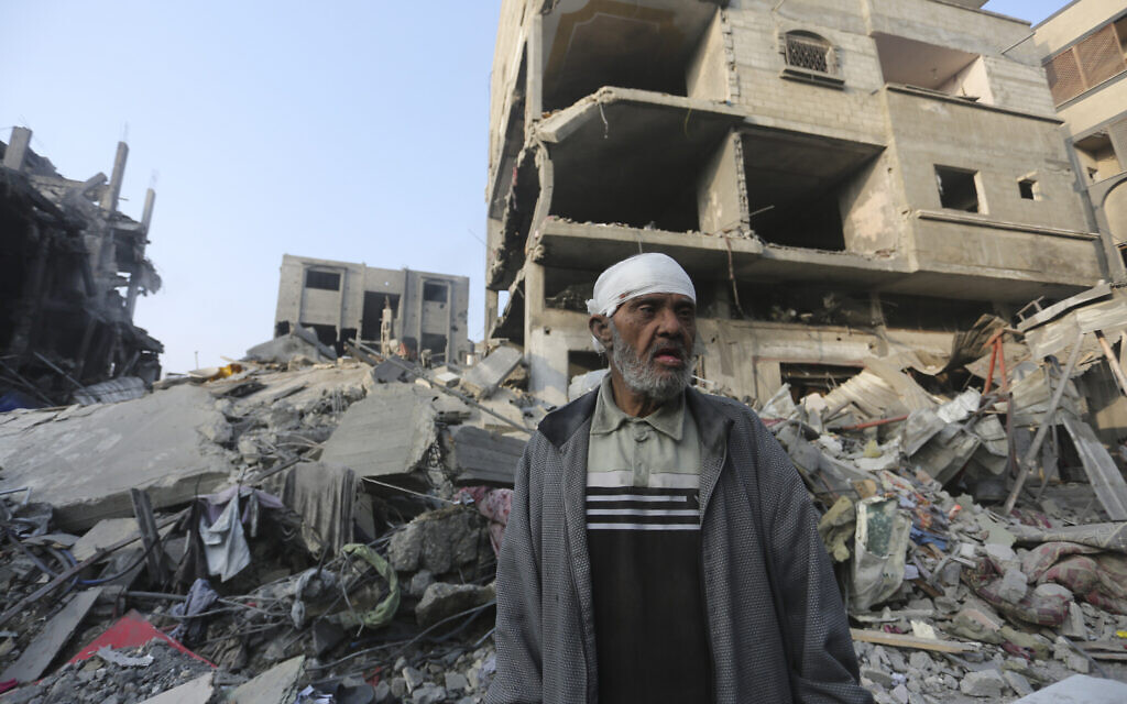 Un Palestinien devant un immeuble détruit par une frappe israélienne à Gaza, le 25 octobre 2023. (Crédit : Hatem Ali/AP Photo) Un Palestinien devant un immeuble détruit par une frappe israélienne à Gaza, le 25 octobre 2023. (Crédit : Hatem Ali/AP Photo)