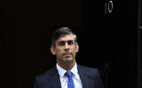 Le Premier ministre britannique Rishi Sunak quittant le 10 Downing Street pour assister à la session hebdomadaire des questions des Premiers ministres, au Parlement de Londres, le 25 octobre 2023. (Crédit : Frank Augstein/AP Photo)