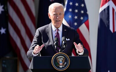 Le président américain Joe Biden s'exprimant lors d'une conférence de presse conjointe avec le Premier ministre australien Anthony Albanese, hors champs, lors d'une conférence de presse dans le jardin des Roses de la Maison Blanche, à Washington, le 25 octobre 2023. (Crédit : Manuel Balce Ceneta/AP Photo)