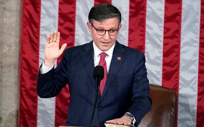 Mike Johnson, républicain de Louisiane, prêtant serment en tant que nouveau président de la Chambre des représentants, au Capitole, à Washington, le 25 octobre 2023. (Crédit : Alex Brandon/AP)