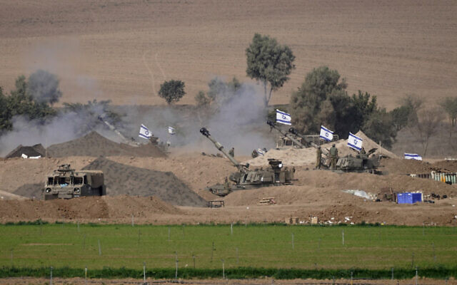 Une unité d'artillerie mobile israélienne est vue dans une position près de la frontière Israël-Gaza, le 28 octobre 2023. (Crédit : AP Photo/Tsafrir Abayov).