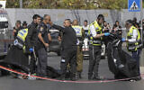 La police inspectant la scène d'une attaque à l'arme blanche, à Jérusalem, le 30 octobre 2023. (Crédit : Mahmoud Illean/AP Photo)