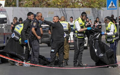 La police inspectant la scène d'une attaque à l'arme blanche, à Jérusalem, le 30 octobre 2023. (Crédit : Mahmoud Illean/AP Photo)