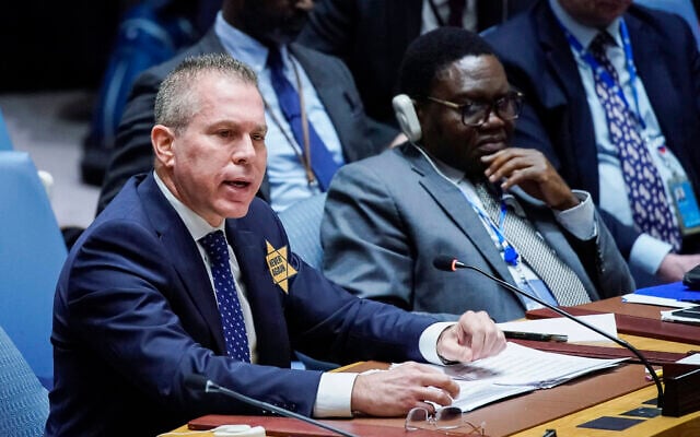 L'ambassadeur d'Israël à l'ONU, Gilad Erdan, portant une étoile de David jaune sur laquelle on peut lire " Plus jamais ça " en l'honneur des personnes tuées lors de l'attaque sans précédent du Hamas alors qu'il s'adresse aux membres du Conseil de sécurité de l'ONU au siège de l'ONU, à New York, le 30 octobre 2023. (Crédit : Eduardo Munoz Alvarez/AP Photo) L'ambassadeur d'Israël à l'ONU, Gilad Erdan, portant une étoile de David jaune sur laquelle on peut lire " Plus jamais ça " en l'honneur des personnes tuées lors de l'attaque sans précédent du Hamas alors qu'il s'adresse aux membres du Conseil de sécurité de l'ONU au siège de l'ONU, à New York, le 30 octobre 2023. (Crédit : Eduardo Munoz Alvarez/AP Photo)