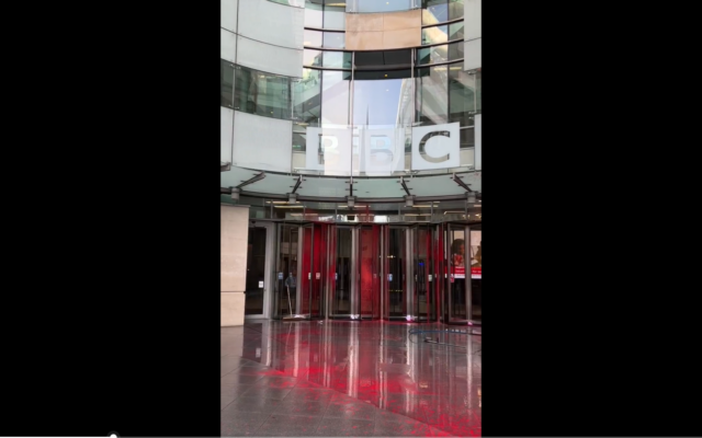 Les bureaux de la BBC recouverts de peinture rouge. (Capture d'écran : Twitter)