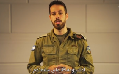 L'officier « Ben », du département de langue arabe de Tsahal, dans une vidéo s'adressant aux habitants de Gaza leur indiquant où évacuer pendant l'opération israélienne dans la bande de Gaza, en réponse à l'attaque terroriste massive du Hamas, le 8 octobre 2023. (Crédit : Capture d'écran X)