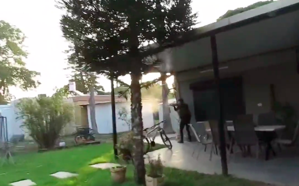 Des terroristes du Hamas tirant sur des civils israéliens, à Kerem Shalom, le 7 octobre 2023. (Crédit : Capture d'écran X)