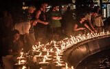 Une scène de la veillée de 1300 bougies sur le Kikar Dizengoff, à Tel Aviv, le 12 octobre 2023. (Crédit : Eli Katzoff)