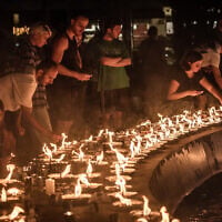 Une scène de la veillée de 1300 bougies sur le Kikar Dizengoff, à Tel Aviv, le 12 octobre 2023. (Crédit : Eli Katzoff)