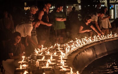 Une scène de la veillée de 1300 bougies sur le Kikar Dizengoff, à Tel Aviv, le 12 octobre 2023. (Crédit : Eli Katzoff)