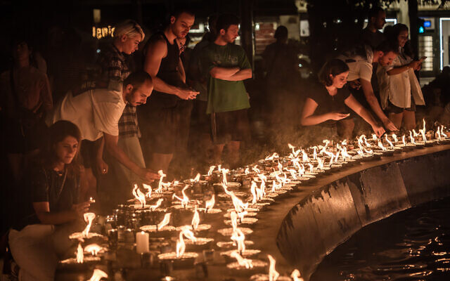 Une scène de la veillée de 1300 bougies sur le Kikar Dizengoff, à Tel Aviv, le 12 octobre 2023. (Crédit : Eli Katzoff)