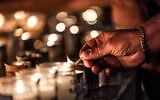 Une scène de la veillée de 1300 bougies sur le Kikar Dizengoff, à Tel Aviv, le 12 octobre 2023. (Crédit : Eli Katzoff)