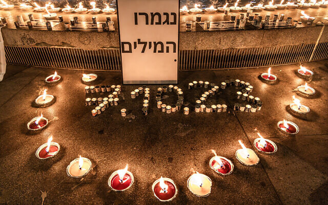 Une scène de la veillée de 1300 bougies sur le Kikar Dizengoff, à Tel Aviv, le 12 octobre 2023. La pancarte indique "Plus de mots". (Crédit : Eli Katzoff)