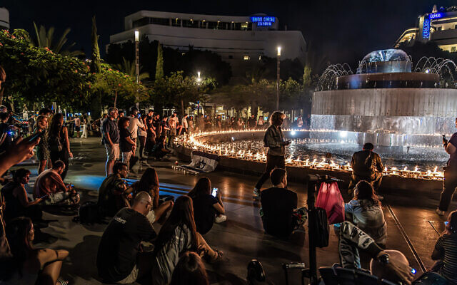 Une scène de la veillée de 1300 bougies sur le Kikar Dizengoff, à Tel Aviv, le 12 octobre 2023. (Crédit : Eli Katzoff)