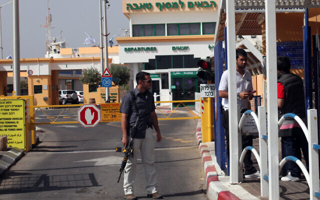 Photo d'illustration : Le poste-frontière de Taba entre Israël et l'Egypte, le 17 avril 2020. (Crédit : Yossi Zamir/Flash90)