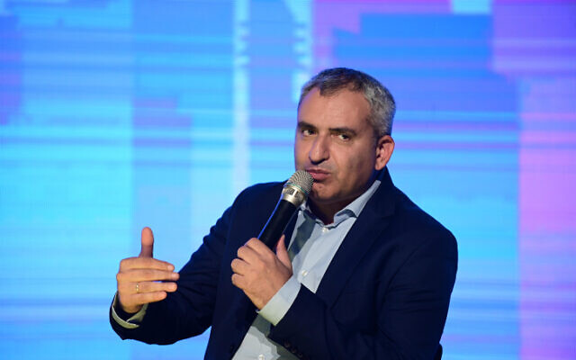 Zeev Elkin, alors ministre du Logement et de la Construction, s'exprimant lors d'une conférence du Centre israélien de la construction, à Tel Aviv, le 20 octobre 2022. (Crédit : Tomer Neuberg/Flash90/Dossier)