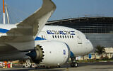 Un avion El Al sur le tarmac de l'aéroport international Ben Gurion, en Israël, le 4 octobre 2022. (Crédit : Moshe Shaï/Flash 90)