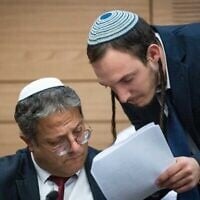 Le chef du parti Otzma Yehudit, Itamar Ben Gvir (à gauche), s'entretient avec son chef de cabinet Chanamel Dorfman lors d'une commission spéciale de la Knesset pour discuter des modifications proposées à l'ordonnance sur la police, le 18 décembre 2022. (Crédit : Yonatan Sindel/Flash90)