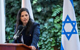 La ministre de l’Intérieur sortante, Ayelet Shaked, lors de la passation de pouvoir avec le ministre entrant, Aryeh Deri, au ministère de l’Intérieur, à Jérusalem, le 1er janvier 2023. (Crédit : Yonatan Sindel/Flash90)