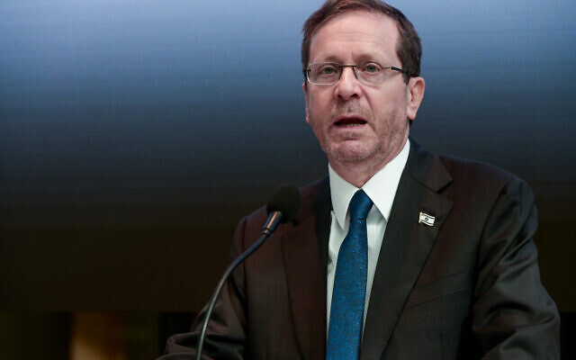 Le président Isaac Herzog s'exprimant lors d'une cérémonie à la Bourse de Tel Aviv, le 17 juillet 2023. (Crédit : Avshalom Sassoni/Flash90) Le président Isaac Herzog s'exprimant lors d'une cérémonie à la Bourse de Tel Aviv, le 17 juillet 2023. (Crédit : Avshalom Sassoni/Flash90)