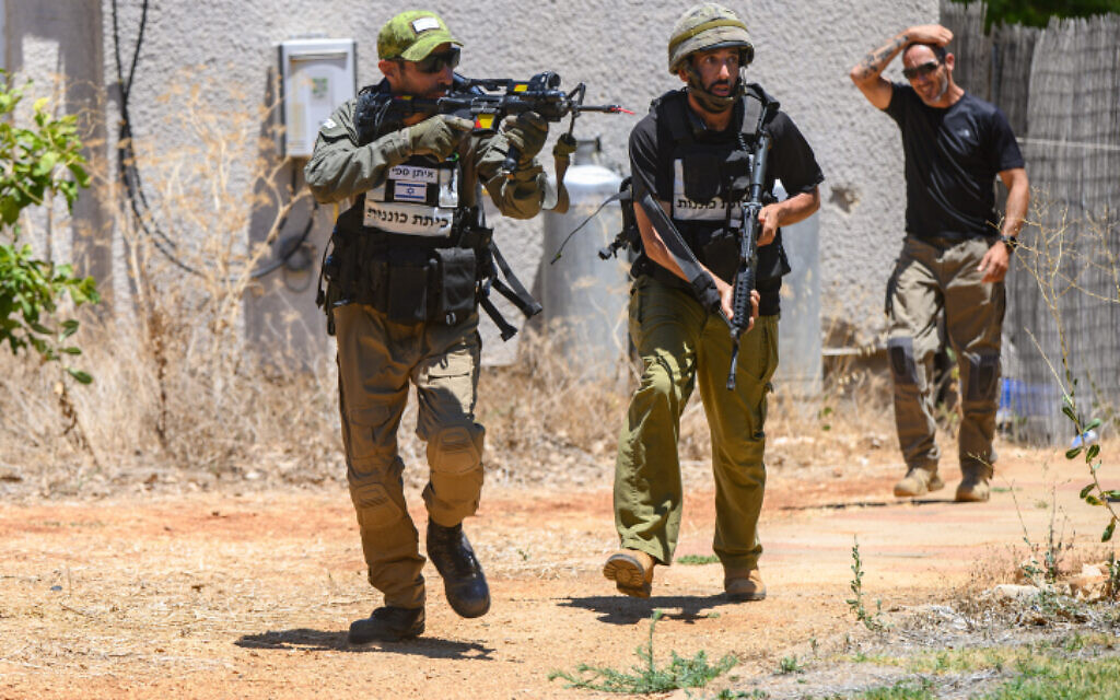 Des membres de l'équipe de sécurité civile du kibboutz Malkia, dans le nord d'Israël, près de la frontière libanaise, lors d'un exercice simulant l'infiltration d'un terroriste dans le kibboutz, le 19 juillet 2023. (Crédit : Ayal Margolin/Flash90)